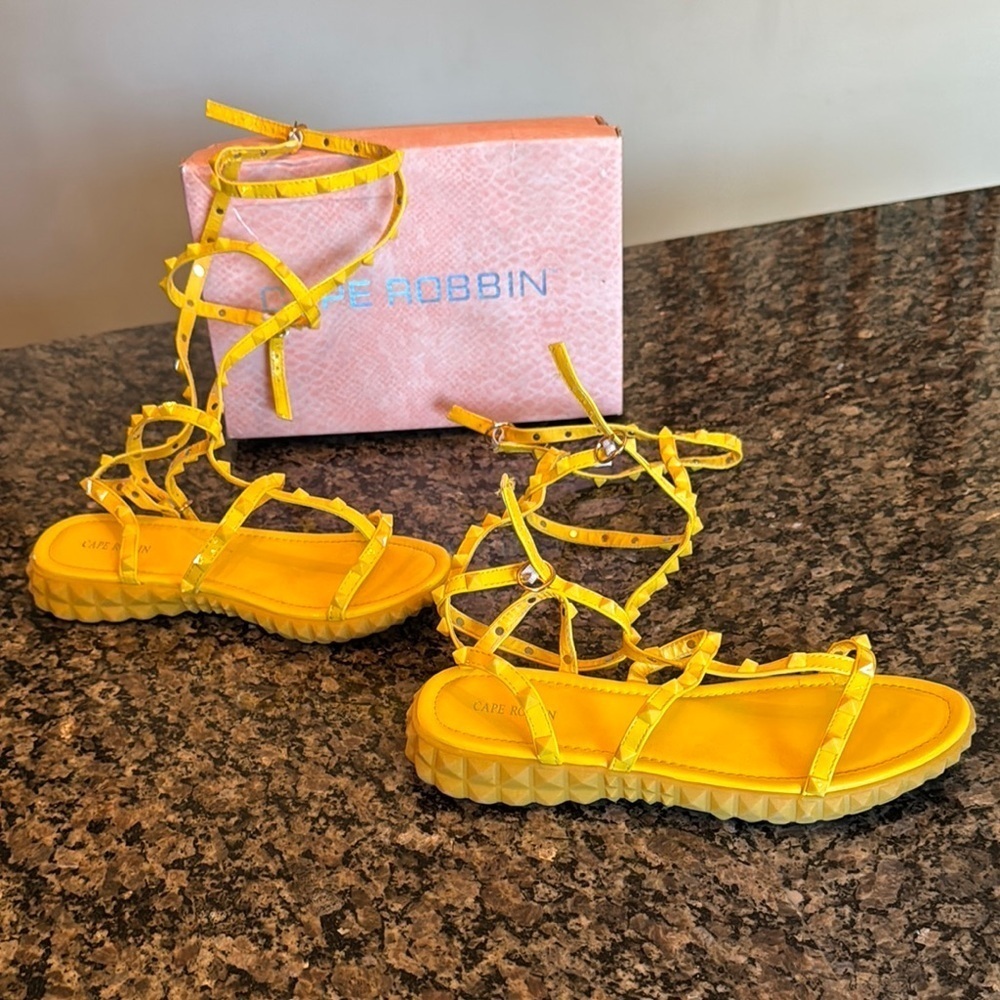 Cape Robbin Yellow Strappy gladiator Sandals EUC 8.5